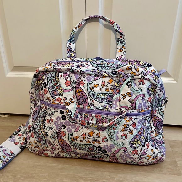 New VERA BRADLEY MEDIUM TRAVELER BAG TOTE WEEKENDER in Maddalena Paisley R$139 - Picture 1 of 8